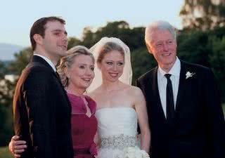 o novo casal com os pais dela, Hillary e Bill Clinton. - FOTOS: REUTERS E SPLASH NEWS