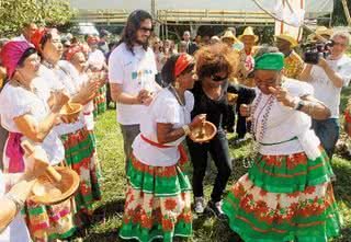 Amparada por seu eleito, Elza dança entre Maria Zita Rodrigues de Jesus e Marinalva de Menezes Alcântara, do Samba do Machucador. - Fred Pontes