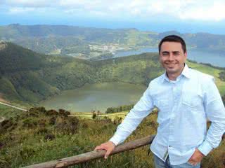 O jornalista Alexandre Mendonça apreciando a paisagem de Sete Cidades, na Ilha de São Miguel - Arquivo pessoal