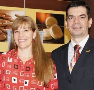 Caio Gouvêa e sua mulher, Marilene, participam da Fipan, no Expo Center Norte, em SP. - ALINE BASSI, AUGUSTO QUINAN, CARLA LAMBERTE, GUIDO PETERS, JULIANA CENSI, KARINE ALCÂNTARA, MARINA DEIENO, REUTERS, ROBERTA YOSHIDA E RONALDO FRANCO