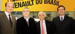 Olivier Murget, dir. comercial da Renault nas Américas, é recebido por Ivo Roveda, do Grupo Barigüi, durante visita à Fórmula Renault com Christian Pouillaude, VP da Renault no BR, e Sauer Salum Filho, da concessionária curitibana. - ARIEL COSTA, BELL O PRODUÇÕES, BRUNA AQUINO, CHARLES ELBLINK, JULIANA VICTORINO, ESTÉFANO LESSA, LIANE NEVES / LIANE NEVES FOTOGRAFIAS