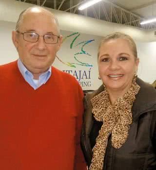 Boris Bumagny, consultor de vendas, é recebido por Susana Japur, do Itajaí Shop.. - ARIEL COSTA, BELL O PRODUÇÕES, BRUNA AQUINO, CHARLES ELBLINK, JULIANA VICTORINO, ESTÉFANO LESSA, LIANE NEVES / LIANE NEVES FOTOGRAFIAS