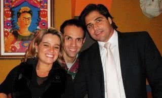 A apresentadora Tallyta Cardoso e seu Márcio Di Mari parabenizam o colega da emissora TV Mais, Gustavo Baena, no bar e restaurante Don Poncho, em SP. - ANSELMO MORETTO, ERASMO NASCIMENTO, FERNANDO TONOLLI, FLAVIA FUSCO, MÁRCIO SAYEG, PATRICIA DE FREITAS, ROBERTA YOSHIDA E RONEIA FORTE