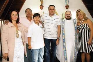 Ítalo entre os padrinhos Marina Prado e João Carlos Rocha, pais de Aline, o pai, Frank, o padre Paulo e a mãe, Fernanda Diorgens - FABIO MORAIS XAVIER