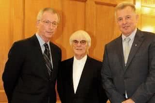 Tamas Rohonyi, Bernie Ecclestone e o pres. da Hungria, Pal Schmitt, festejam no Salão Nobre do Parlamento Húngaro, em SP, o sucesso do Grande Prêmio de F-1 naquele país. - FÁTIMA DAUD, GABRIELA LEME, GERGELY BESENYEI, GLAYCON MUNIZ, GUSTAVO FRONER, IVAN FARIA , LINCOLN IFF, LORENZO FABRI, MARINA DEIENO, MILA MALUHY E MONALISA LINS