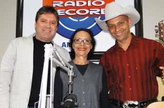 A dupla Nilson e Nando na atração da homônima da apresentadora Lílian Loy, na Rádio Record AM, São Paulo. - CLÁUDIO WAKAHARA, GEORGE MAGARAIA/IMAGENS MAGASAC, GLAYCON MUNIZ, MARCELO GERMANO, MÁRCIA ALVES, RICARDO PRADO E SÉRGIO ANDRADE