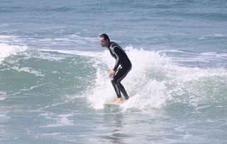 Rodrigo Santoro surfando na praia da Macumba, no Rio de Janeiro - Dilson Silva/AgNews