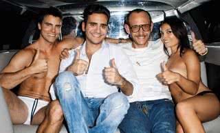 Sergio K e o fotógrafo Terry Richardson entre o ator Colin Egglesfield, do remake da série de TV Melrose, e a stripper Krista Ayne, estrelas da campanha da grife Sergio K, clicada pelo polêmico Terry. - ANTÔNIO CARLOS BERTAGNOLI, GABRIELA LEME, JULLIANY DUARTE, KARINE ALCÂNTARA, MIKAEL JANSSON, OSVALDO VENTURA, RICARDO RIBES, ROBERTA YOSHIDA, RODOLFO NETO E TERRY RICHARDSON