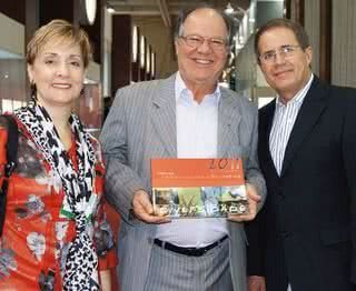 Vera Lopes, Hécliton Santini Henriques falam a Octavio Neto, do Radar Television, na Feira Nacional de Joias, Relógios e Afins, SP. - ANTÔNIO CARLOS BERTAGNOLI, GABRIELA LEME, JULLIANY DUARTE, KARINE ALCÂNTARA, MIKAEL JANSSON, OSVALDO VENTURA, RICARDO RIBES, ROBERTA YOSHIDA, RODOLFO NETO E TERRY RICHARDSON