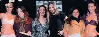 As modelos Renata Sozzi e Michelli Provensi (nas pontas) com as criações de Juliana Vargas e Adryele Dias, vencedoras, e Silvana Eva, gerente da marca, com a apresentadora Mariana Weickert (ao centro) na final da competição, em SP. - ANITA BERNSTEIN, CLOVIS FABIANO, FABIO ZANZERI, JANIS LYN ALMEIDA ALENCAR, SANDOR KISS, SÉRGIO CARVALHO, WELLINGTON NEMETH