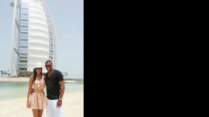 Hospedados no luxuoso sete estrelas Burj Al Arab, o jogador da Roma Júlio Baptista e Silvia Nistal andam na praia.