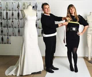 Ansiosa pelo grande dia, a bela faz com o estilista prova do vestido que usará no sim a Pedro Queirolo. - MARGARETH ABUSSAMRA / ABUSSAMRA PHOTOS