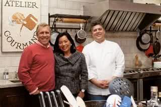 O casal Carlos Alberto e Cecília Kirmayr com o chef Alex Caputo. - ROBERTO LARROUDE