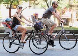 Naomi Watts e Liev Schreiber pedalam com os filhos em NY - TARTRACK