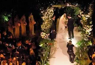 Junto há três anos, o casal, que se conheceu em um resort, troca alianças na charmosa vila californiana. - The Grosby Group