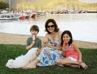 Com Beatriz e Felipe e o seu cão, Choco-Late, uma pausa para o sorvete no píer.