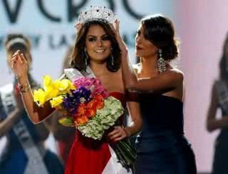 A mexicana Jimena Navarrete recebe a coroa da venezuelana Stefania Fernandez - GettyImages