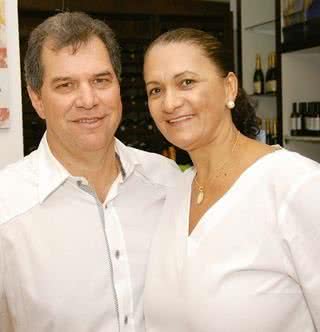 O casal Ercílio e Zilma Guelere recebe para a Noite da Bacalhoada, em Rondonópolis. - CLAUDIA REBOUÇAS, GERSON LIMA, J. URIAS, JADER DA ROCHA / RAVI STUDIO FOTOGRÁFICO, JULLIANY DUARTE, MAURO CAMPOS, PATRÍCIA TARTARI, PAULO LIMA E RONNY CAJANGO