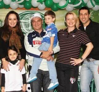 Núbia Óliiver e a filha, Anne, celebram os seis anos de Enrico com os pais, Rogério Gherbali e Alessandra Scatena, grávida de um mês, e Vicente Rodrigues, do Villa Safári Buffet, no ABC paulista. - ANDRÉ VICENTE, DENISE ANDRADE, FABIO THELLES, JANAINA GONÇALVES E REINALDO FEURHUBER