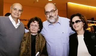 No lançamento de O Teatro de Aimar Labaki, na Livraria Cultura do Conjunto Nacional, em SP, Aimar Labaki recebe o casal Dráuzio Varella e Regina Braga, nas pontas, e sua mãe, Maria José Labaki. - ANA CAROLINA LOPES, CAROL DECRESCI, CÉLIA JORDANI, DIVULGAÇÃO, LETÍCIA BERINGHS BARONI, PAULO CÉSAR DA SILVA / IMPRENSA OFICIAL, PHYGI, REINALDO ROLLO E VAL GÓIS