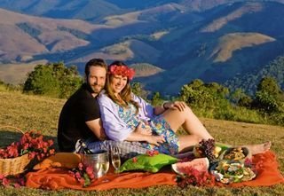 Maria Elisa Pacheco e Fernando Pavão fazem piquenique em meio ao belo cenário da pousada Portal do Equilibrium, em São Francisco Xavier, SP. - Caio