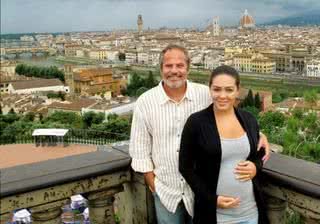 Diante dos cartões-postais de Florença, o rio Arno, a ponte Vecchio e a cúpula do Duomo, o casal faz a última viagem antes da chegada de Maysa, prevista para o fim de setembro. - ARQUIVO PESSOAL