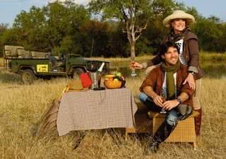 Juntos há um ano e meio, os atores fazem uma pausa no safári na África do Sul para brindar aos sonhos românticos. - Cadu Pilotto; Produção: Claudio Lobato; Agradecimentos: Carla Carlin, Jorge Bischoff, Le Lis Blanc, Luli e Victor Dzenk