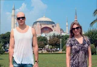 No romântico roteiro de viagem de um mês por quatro países, o apaixonado casal conhece as suntuosas e belas mesquitas de Istambul, na Turquia.