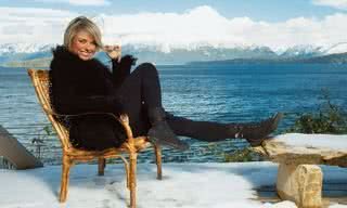 Geralmente hiperativa, a atriz contempla serenamente e com um belo sorriso a beleza do lago Nahuel Huapi e das Cordilheiras dos Andes, na Patagônia argentina. - SELMY YASSUDA/ARTEMISIA FOT. E COMUNICAÇÃO; PRODUÇÃO: CLAUDIO LOBATO; AGRADECIMENTO: ARMADILLO