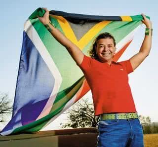 Com a multicolorida bandeira do país, faz uma alusão ao filme Priscilla, a Rainha do Deserto. - CADU PILOTTO