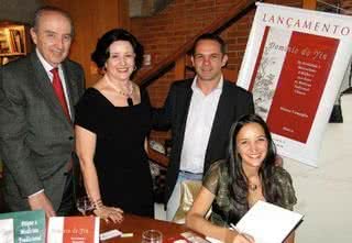 Em SP, Helena Campiglia autografa livro para seus pais, Oswaldo Roberto e Cassilda, e o marido, Hervé Dulaurans. - ANA PAULA BRITO, CARLOS NICKEL, CLÁUDIO IZIDIO, DEDE FEDRIZZI, FATIMA DAUD, FERNANDO GUTIÉRREZ, HENRIQUE DONADIO, JERÔNIMO GOMES, JOTA FERNANDES, MARCIA STIVAL, RICARDO DONATO, RICARDO PRADO E ROBERTA YOSHIDA