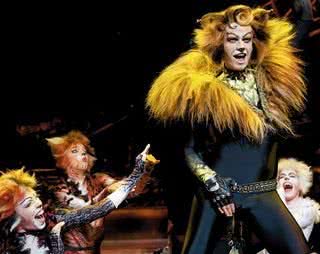 Cleto Baccic arrasa como o gato Rum Tum Tugger entre as "gatas" Natasha Travassos, Marina Costa e Fabiane Bang, no Teatro Abril, em SP. - ANA PAULA BRITO, CARLOS NICKEL, CLÁUDIO IZIDIO, DEDE FEDRIZZI, FATIMA DAUD, FERNANDO GUTIÉRREZ, HENRIQUE DONADIO, JERÔNIMO GOMES, JOTA FERNANDES, MARCIA STIVAL, RICARDO DONATO, RICARDO PRADO E ROBERTA YOSHIDA