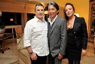 Em casa, Valdemar e Suely Iodice dão as boas-vindas ao estilista japonês Kenzo Takada, em sua segunda visita a SP. - MIDORI DE LUCA