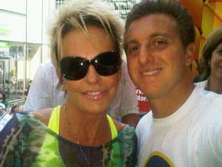 Ana Maria Braga e Luciano Huck nos bastidores do Brazilian Day 2010, em Nova York - Reprodução Twitter