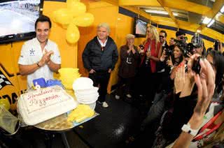 Antonio Pizzonia ganha festa surpresa nos boxes da equipe Hot Car - José Mário Dias