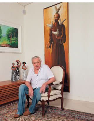 Chico com o quadro de São Francisco, pintado por Romanelli. - FOTOS: GEORGE MAGARAIA/IMAGENS MAGASAC E JOÃO MÁRIO NUNES