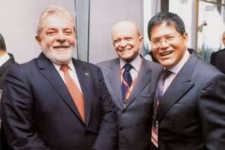 Lula é congratulado por Olacyr de Moraes e pelo ex-senador boliviano Andrés Guzman, em São Paulo. - BETTO SIQUEIRA, FABIANO AMARAL, LUCIANA PREZIA, MARCOS FERNANDES, RAFAEL COELHO E YAKINI NUNES