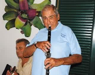 O ator brinca de tocar clarinete no Guarujá, no litoral paulista.