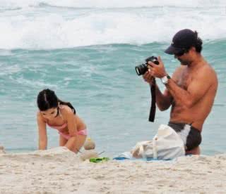 Na praia da Barra da Tijuca, Rio, o ator fotografa a brincadeira de sua única herdeira. - ADILSON LUCAS