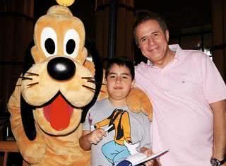 O personagem Pluto brinca com Luiz Octavio, filho do apresentador Octavio Neto, em Orlando, nos EUA. - FABIO THELLES, FABIO TORRES, FERNANDO LUIS CARDOSO, FERNANDO MUCCI, JANIS LYN, MARINA MALHEIROS, ROBERTA YOSHIDA, RODRIGO ZORZI E TATIANA FERRO