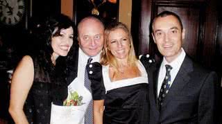 Patty Ascher é aplaudida por Warren Hochbaum, da Superintendência de Bancos de NY, com a mulher, Denise, e Wladimir Valler Filho, vicecônsul do Brasil em NY, após show que dá nome ao seu CD. - ALAIN MINERBO, ANAMÊS PHOTO & ALBUM, CAPITULO HUM/PAULO VIEIRA, CITYFILES, CRISTINA GRANATO, DANIEL CHAGAS FROELICH, JULIANA CENSI, LEILA PERES E ZECA RESENDES