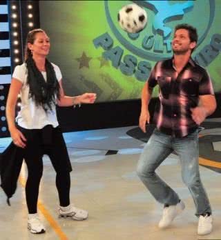 Mario Frias bate bola com Juliana Camatti - WAYNE CAMARGO