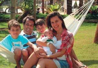 Marco e Fernanda entre Yann, Enzo e o pequeno Theo. No ofurô, diversão com os filhos mais velhos.