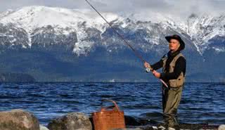 Pai de Lanai, Kauai e Kenui, da união com Ingrid Saldanha, ele pesca no lago Nahuel Huapi diante da Cordilheira dos Andes. - Jaime Borquez