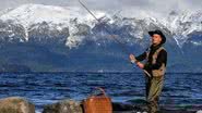 Pai de Lanai, Kauai e Kenui, da união com Ingrid Saldanha, ele pesca no lago Nahuel Huapi diante da Cordilheira dos Andes. - Jaime Borquez