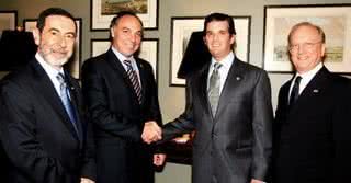 Ricardo Bellino, 2o da esq. para a dir., assina acordo com Donald Trump Jr. Entre Osmar Chohfi, embaixador e cônsul-geral do Brasil em NY, e John Landers, da Câmara do Comércio Brasil EUA. - ANDREI CARDOSO, CAROLINE CUNHA DANTAS, DENISE ANDRADE, IVAN FARIA E LUIZ RIBEIRO