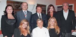 Lelê Matteucci, Roberto Jardim, Giancarlo Bolla, Suzy Ayres, Ângelo Matteucci e, sentadas, a chef italiana Luisa Valazza, entre Carla Bolla e Gisele Bolla, filha e mulher de Giancarlo, celebram aniversário do La Tambouille, restaurante dele em SP, com - ANDRÉ VICENTE, DEBORAH VAIDERGORN, MARCO SILY, PATRICIA TARTARI, PEDRO DANTAS, SONIA MELE E THIAGO MONTEIRO