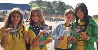 As alunas do Internacional School of Curitiba Marcela Munhoz da Rocha, Valentina Lubomirski, Alexandra Kärcher e Mayu Yamamoto aprendem sobre voto secreto e eleições, em Curitiba. - ANDRÉ VICENTE, ANITA PEARSON, CARLOS OLÍMPIA, CLAUDIO IZÍDIO FERREIRA, MAGDA NASCIMENTO, OVADIA SAADIA E RICARDO WELBER