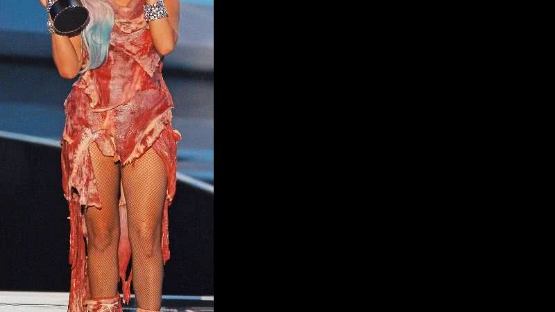 No palco do MTV Video Music Awards 2010, Lady Gaga usa inusitado 'vestido' de carne. - Reuters