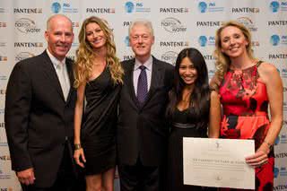 Dr. Greg Allgood (Diretor Global do programa "Children's Safe Drinking Water"), Gisele Bündchen (Modelo embaixadora de Pantene), Pres. Bill Clinton (Clinton Global Initiative), Anggun (embaixadora de Pantene na Indonésia e Malásia), Hanneke Faber (Líder - Divulgação Pantene